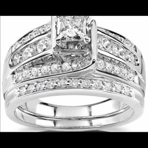Like new wedding ring snd band set.